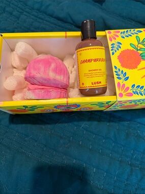 Lush Champurrado Shower Gel with Pink Marbled Bath Bomb